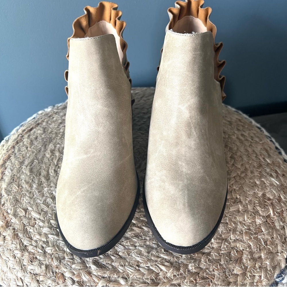 Journee Lennie Ruffled Ankle Bootie - Picture 4 of 9